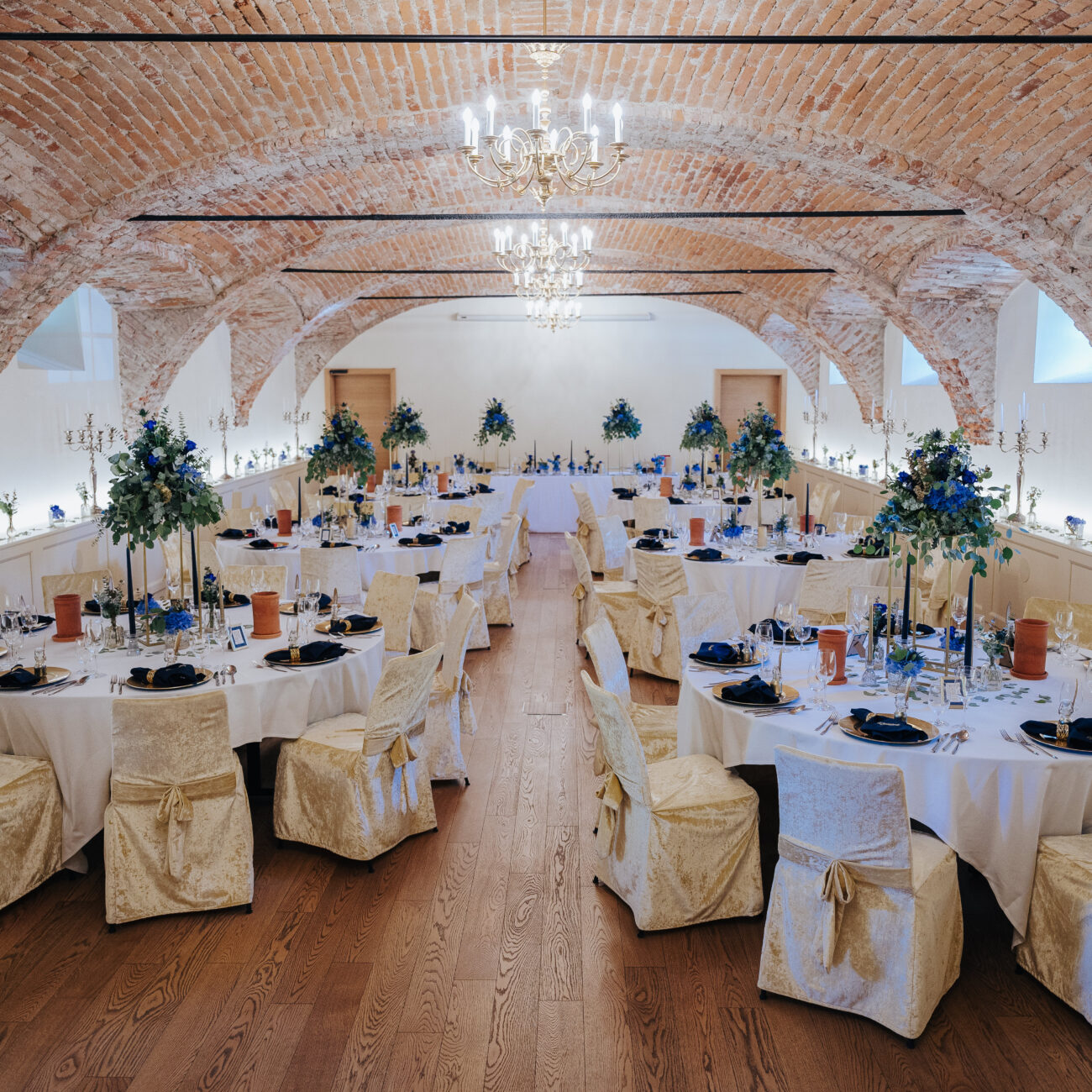 Festlich gedackter Saal in den Farben hellblau, dunkelblau, gold und eukalpytus