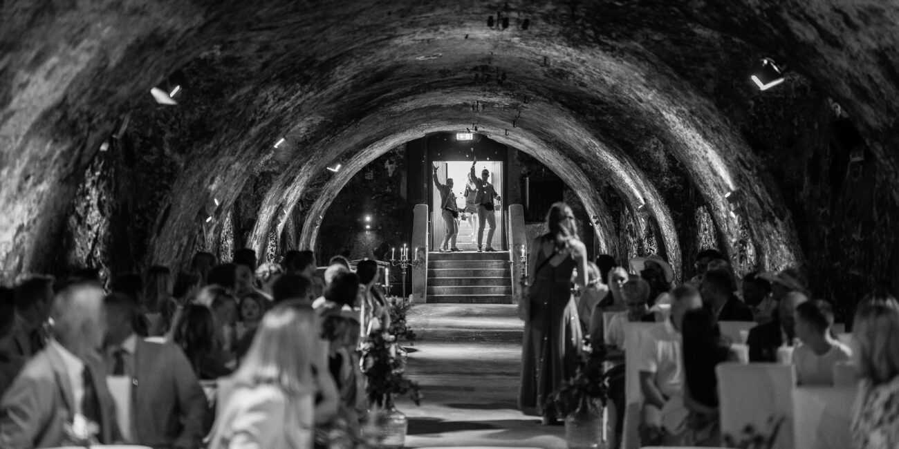 Bräutigam & Bräutigam bei Trauung im Weinkeller