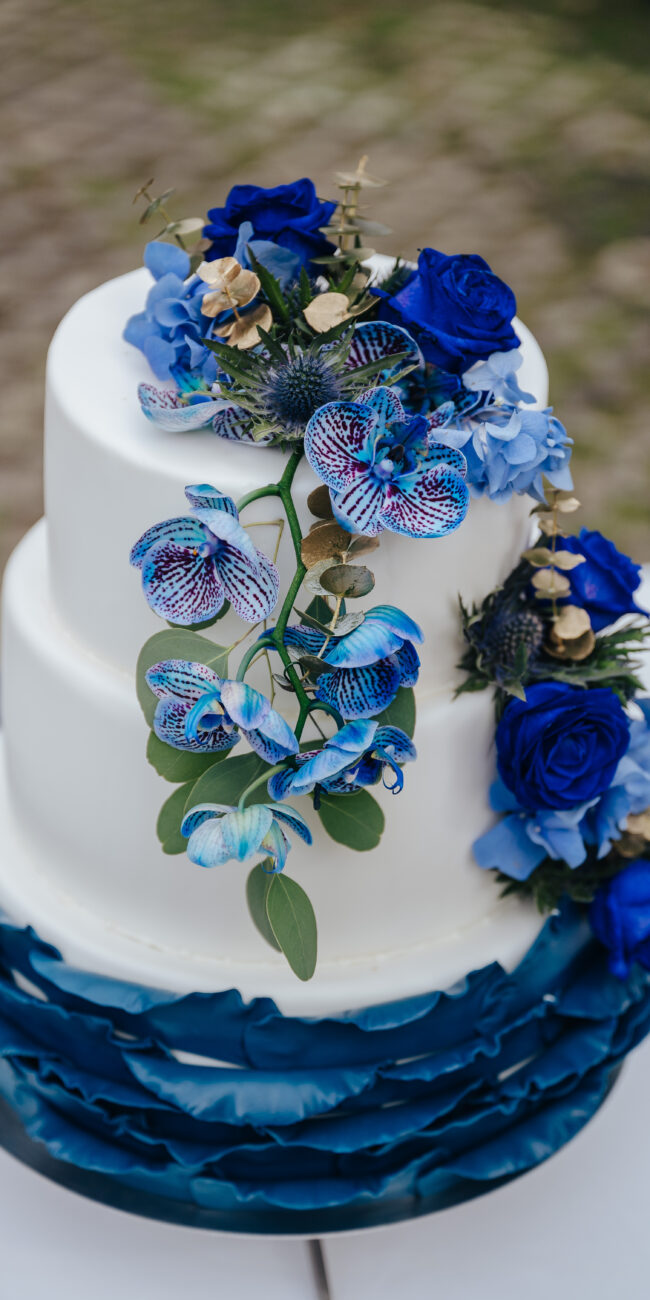 Hochzeitstorte in blau und gold