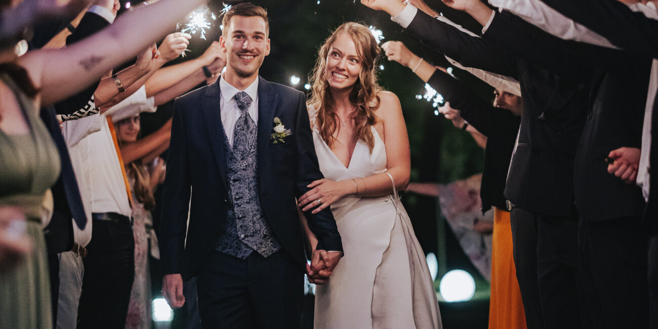 Brautpaar geht durch Spalier mit Sternspritzer