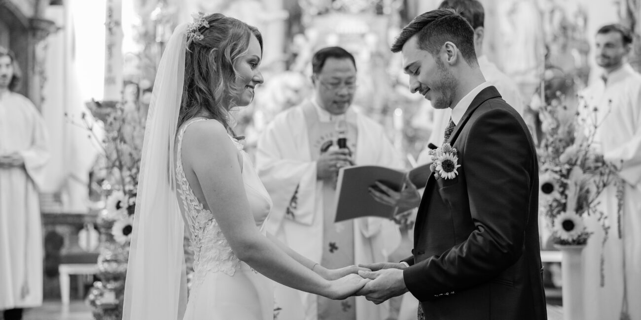 Brautpaar sagt Ja in der Kirche
