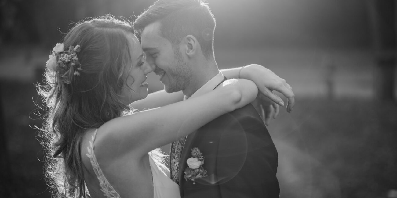 Brautpaar küssend bei Fotoshooting