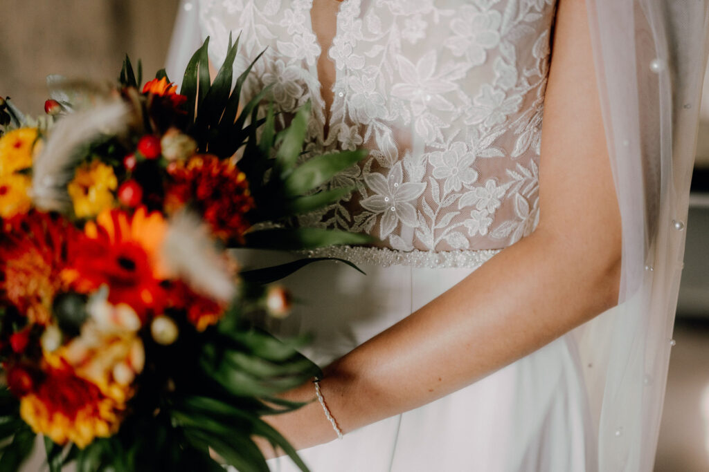 Braut mit Brautstrauß in Herbstfarben