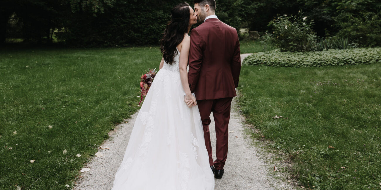 Brautpaar küsst sich im Schlosspark Mühlbach