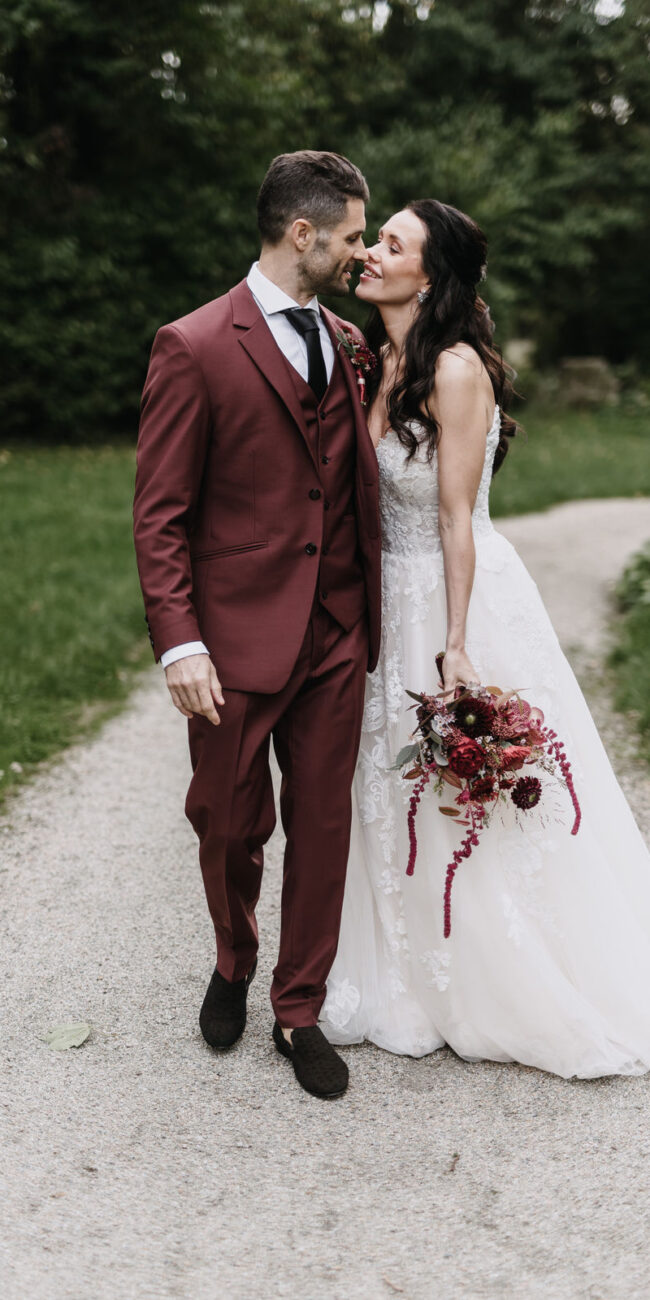 Brautpaar küsst sich im Schlosspark Mühlbach