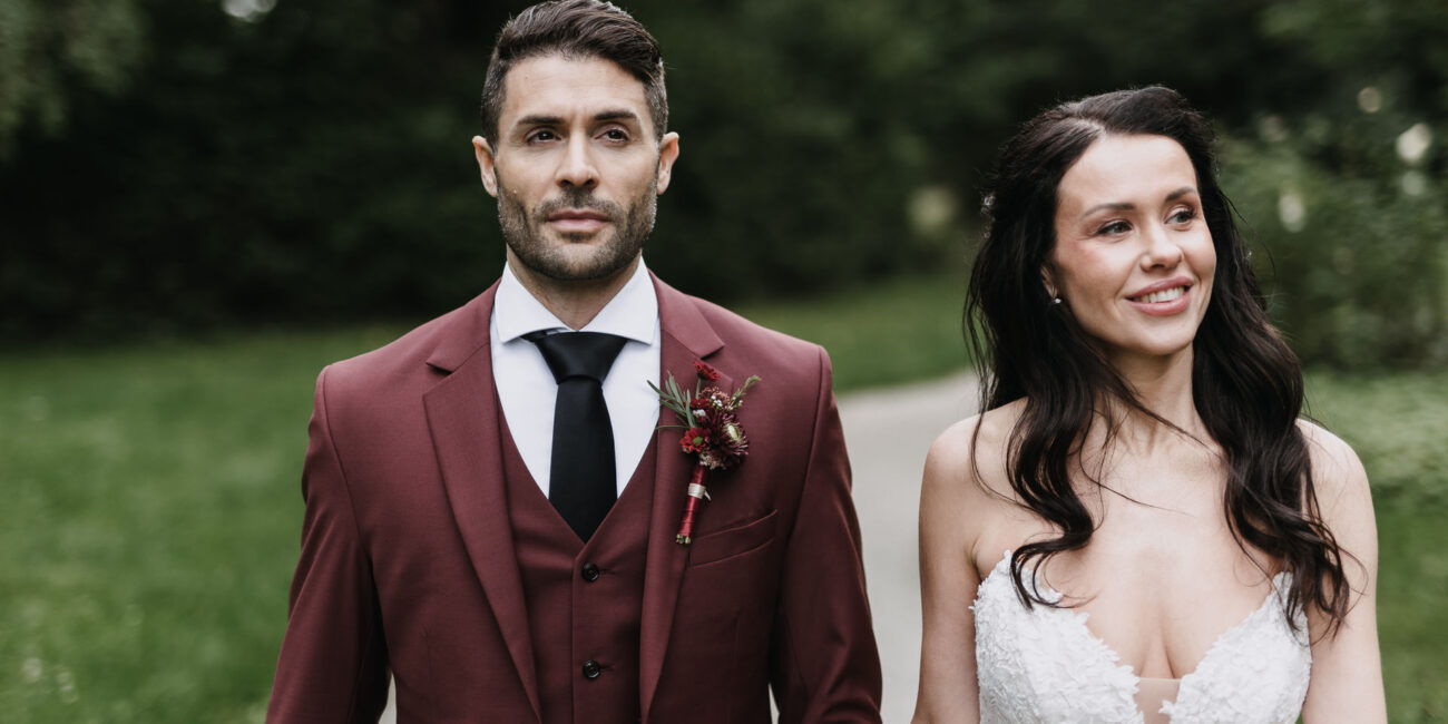 Braut und Bräutigam Hand in Hand im Schlosspark Mühlbach.