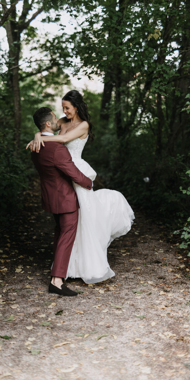 Bräutigam hebt seine Braut hoch und hält sie fest