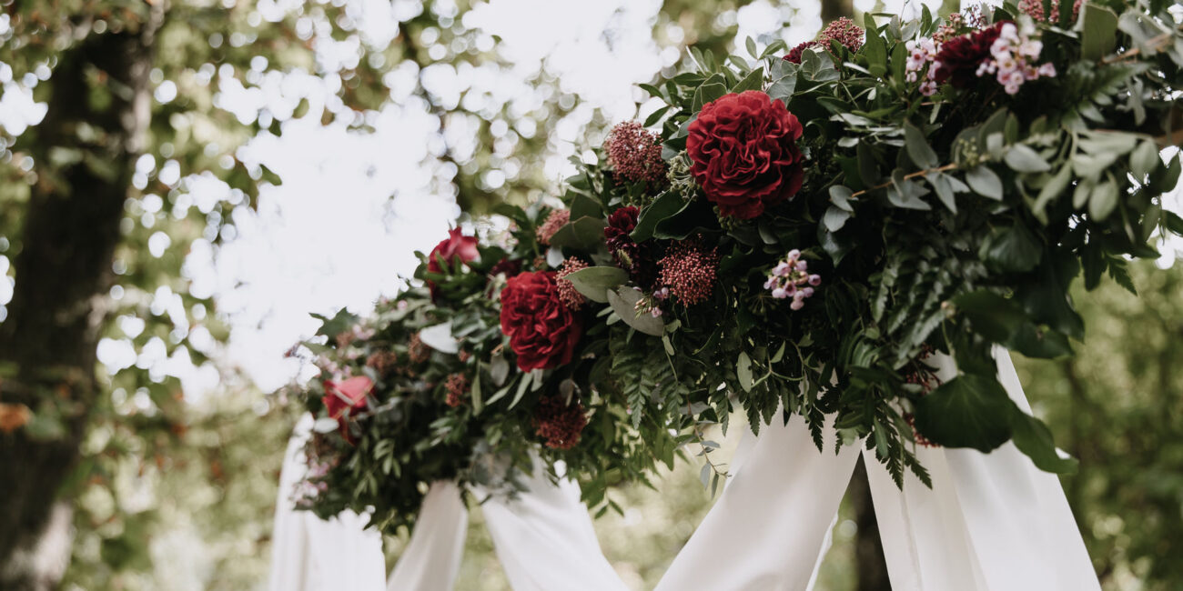 Traubogen mit Blumen von Floralgarage Griessmair