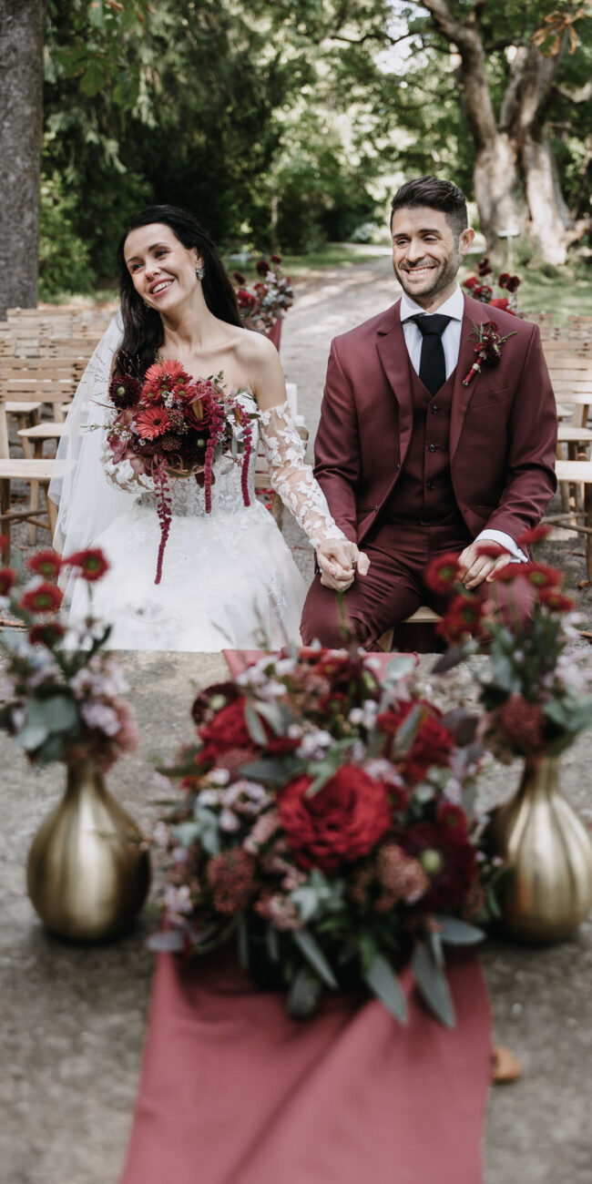 Brautpaar lachend während ihrer freien Trauung unter freiem Himmel