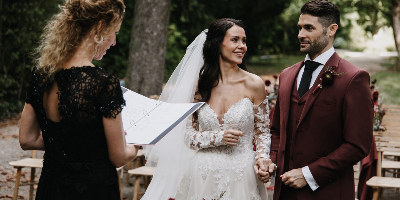 Brautpaar lachend während ihrer freien Trauung unter freiem Himmel