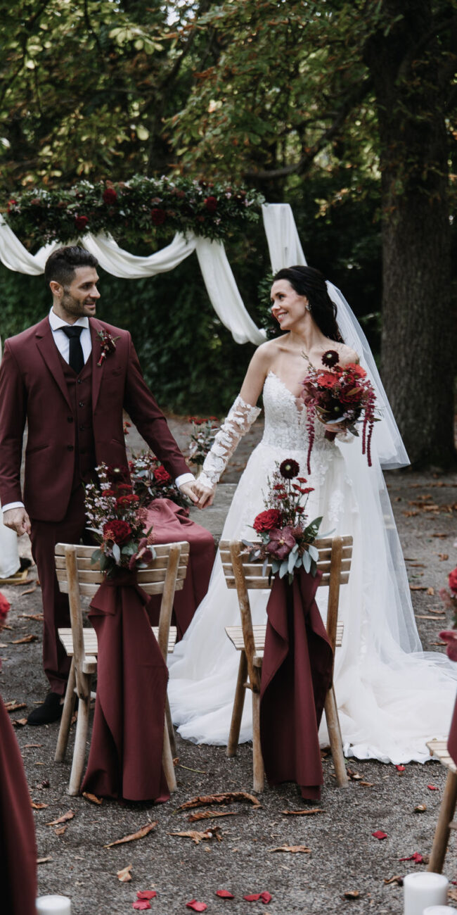 Glückliches Brautpaar bei der Trauung im Schloss Mühlbach