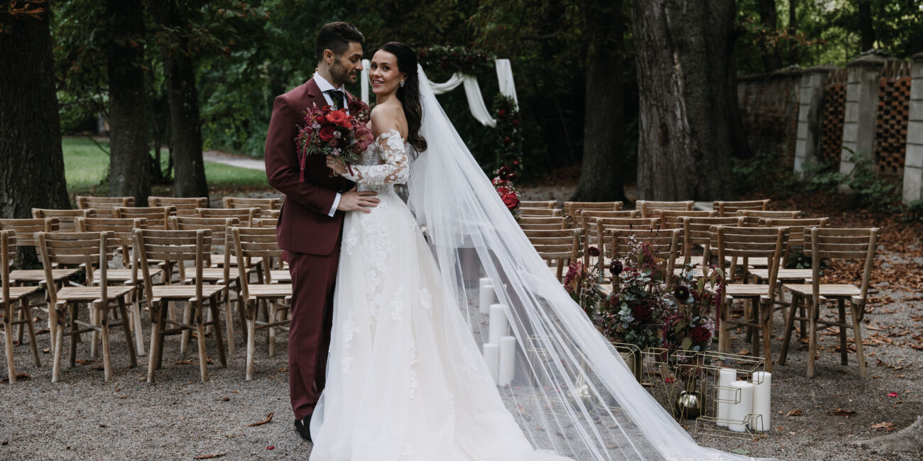 Glückliches Brautpaar bei der Trauung im Schloss Mühlbach