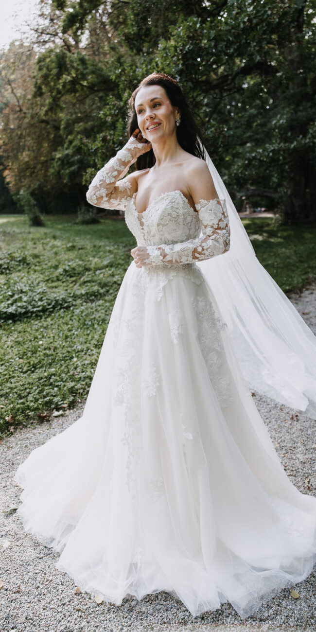 Braut im romantischen Brautkleid mit Spitze und A-Linie