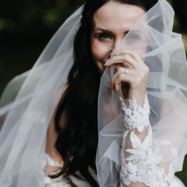 Braut mit Bautkleid und Schleier Nahaufnahme