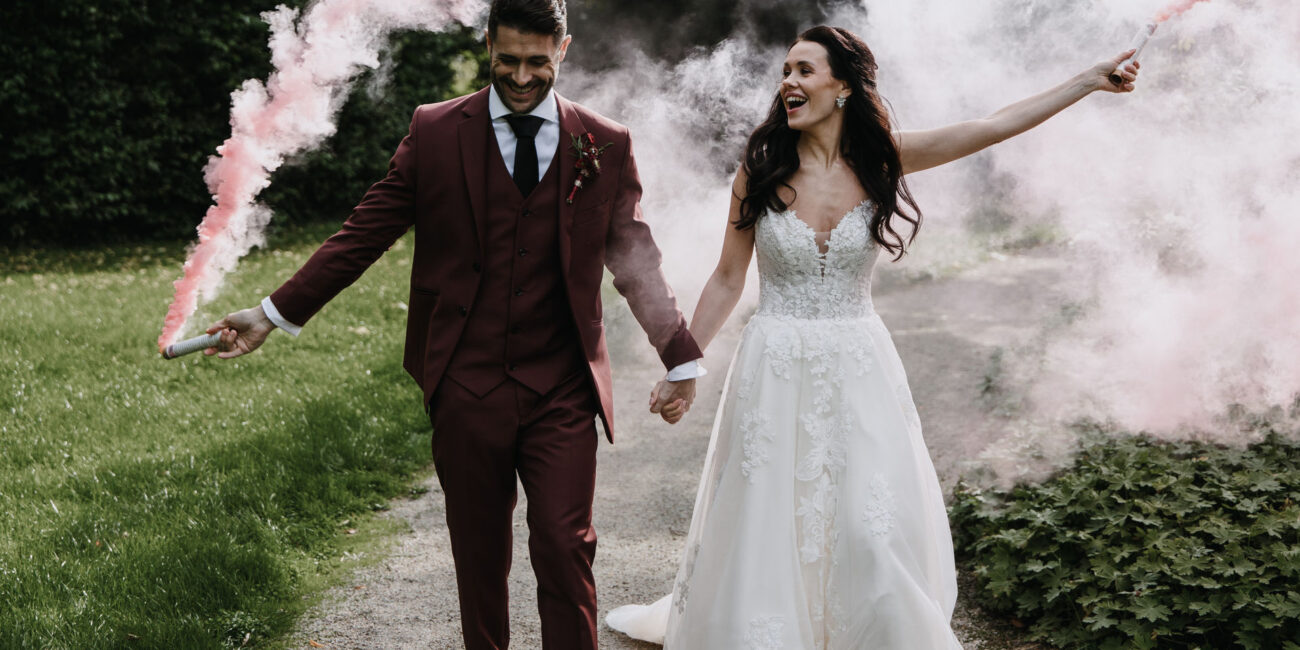 Brautpaar fotoshooting mit rosa Farbrauch