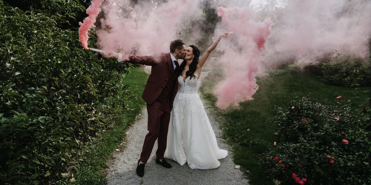 Fotoshooting Brautpaar mit Farbrauch von Melanie Hutterer Weddings & Events