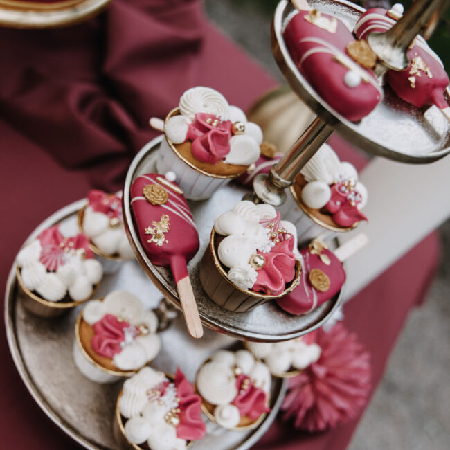 Sweet Table mit Cupcakes, Cakepops und Cakesicles
