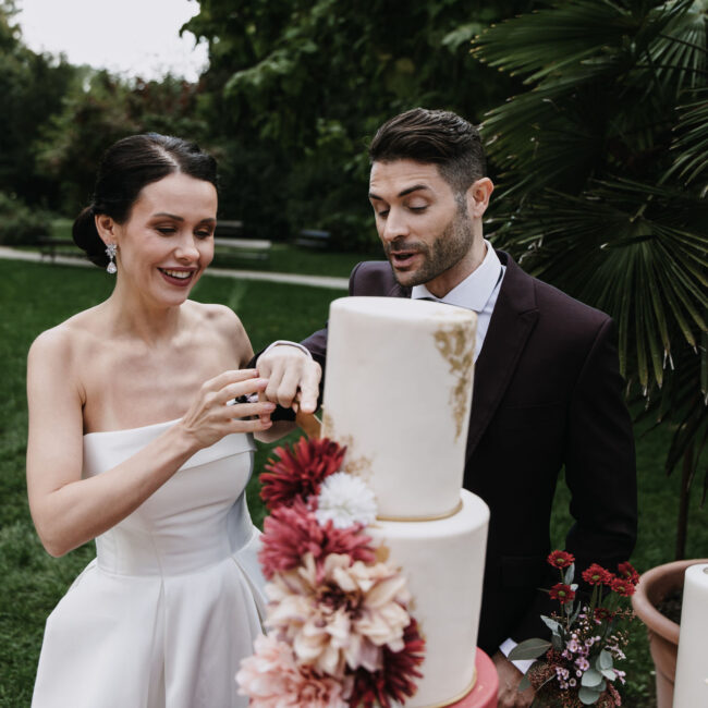 Brautpaar beim traditionellen Tortenanschnitt