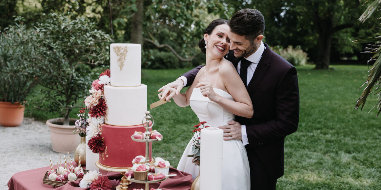 Brautpaar beim traditionellen Tortenanschnitt