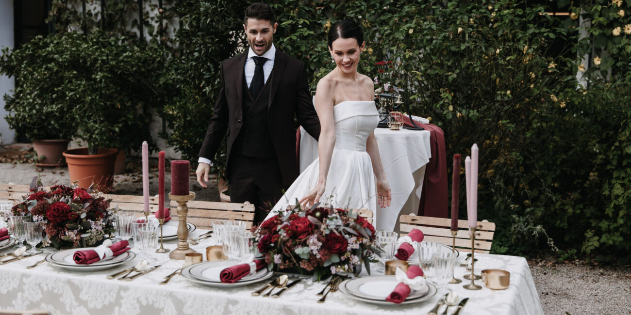 Brautpaar bewundert festlich gedeckte Tafel