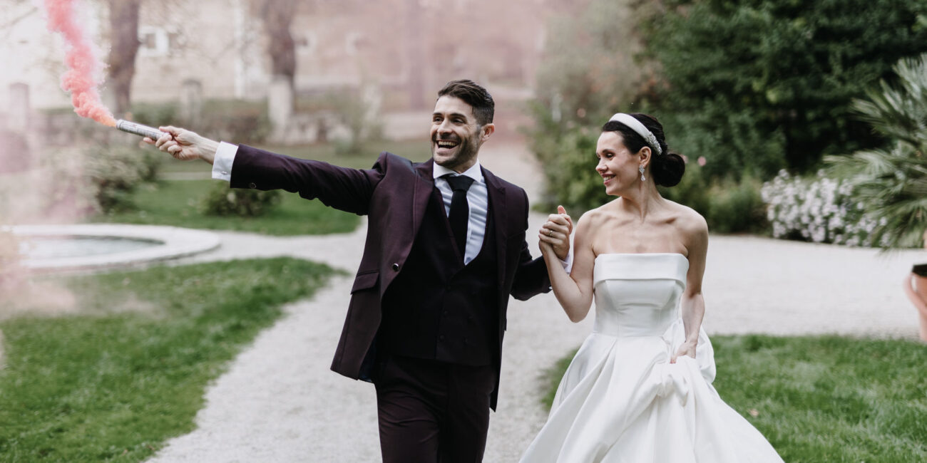 Fotoshooting Brautpaar mit Farbrauch von Melanie Hutterer Weddings & Events