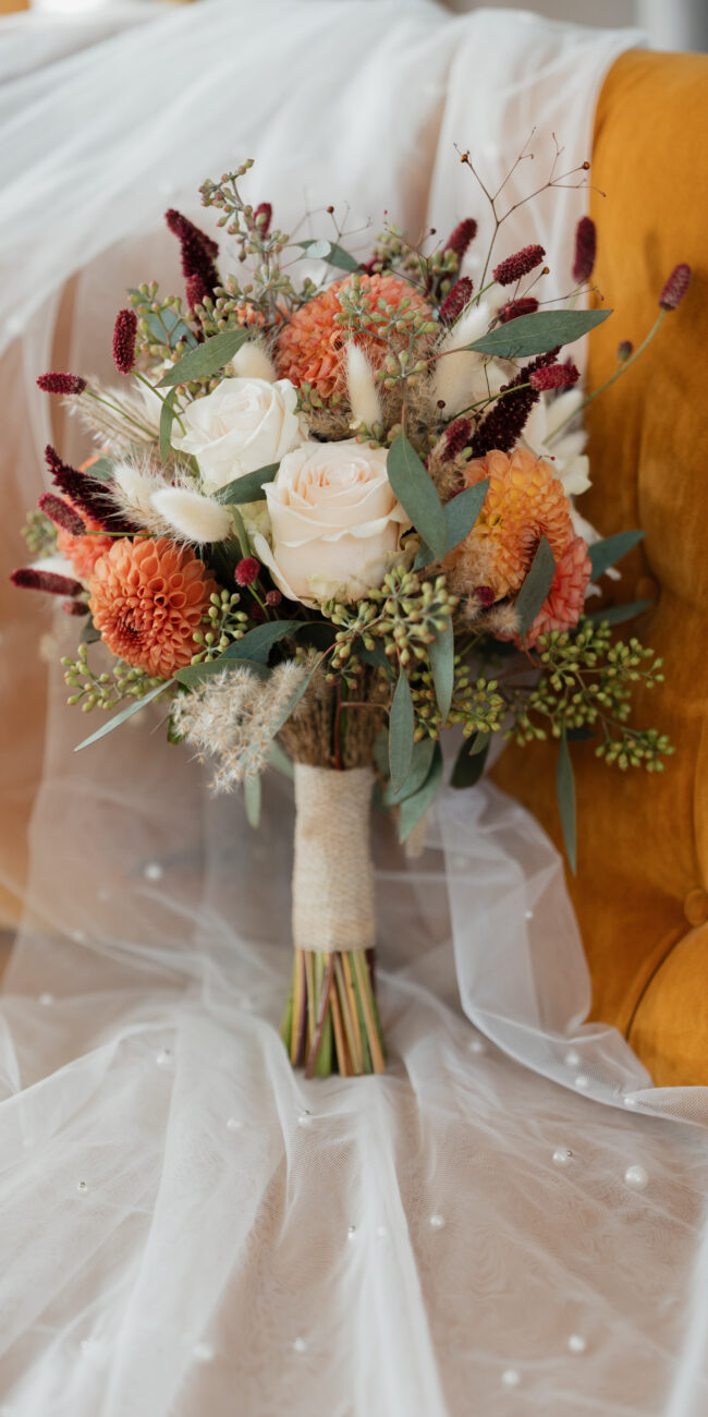 herbstlicher moderner Brautstrauß