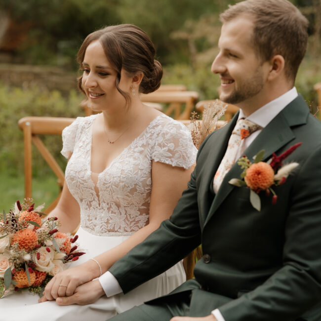 Brautpaar emotionel bei outdoor-Trauung