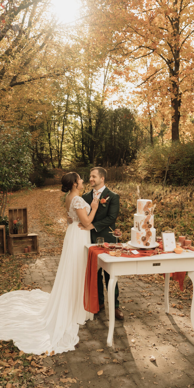 Brautpaar bei Tortenanschnitt