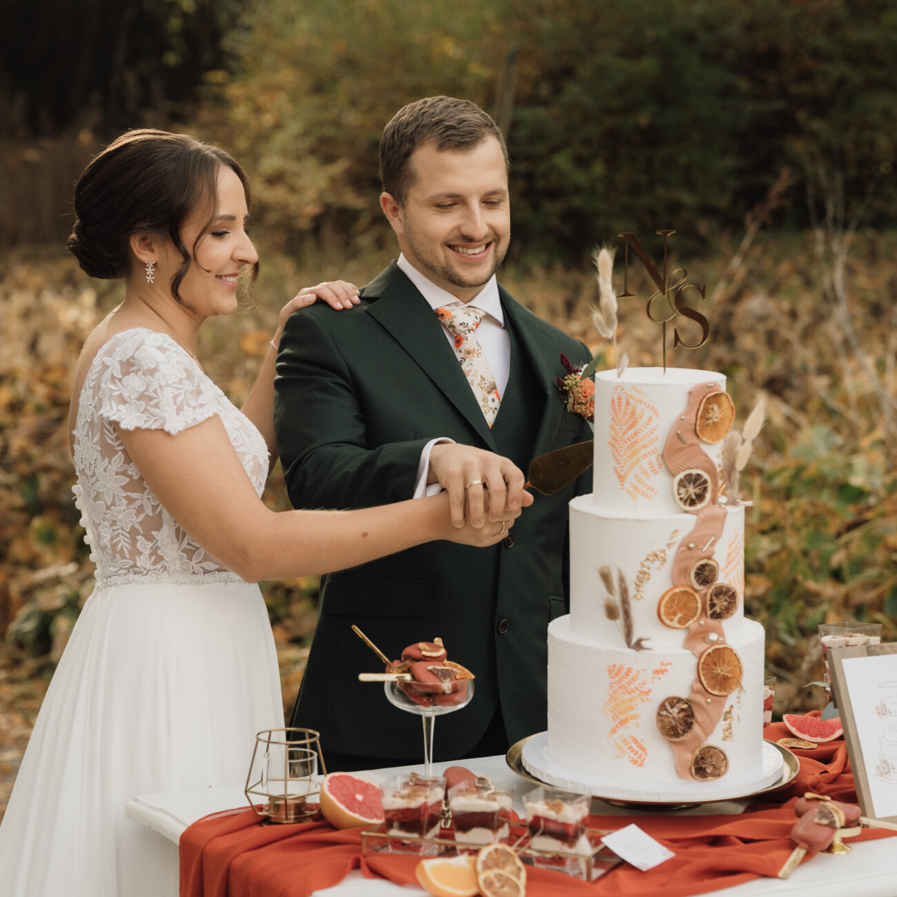 Brautpaar bei Tortenanschnitt