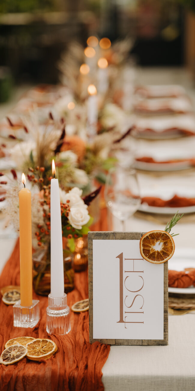 Hochzeitslocation Donati mit festlich gedeckter Tafel in Rostorange
