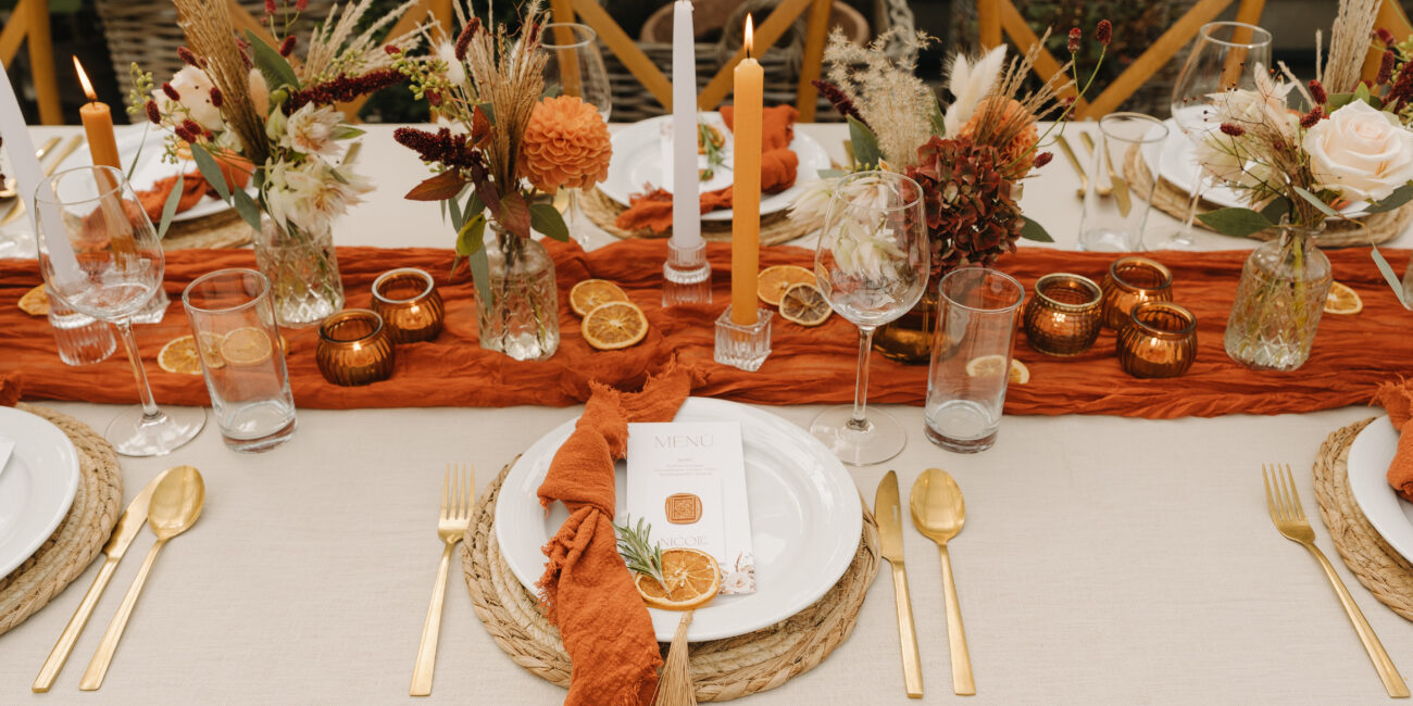 Hochzeitslocation Donati mit festlich gedeckter Tafel in Rostorange