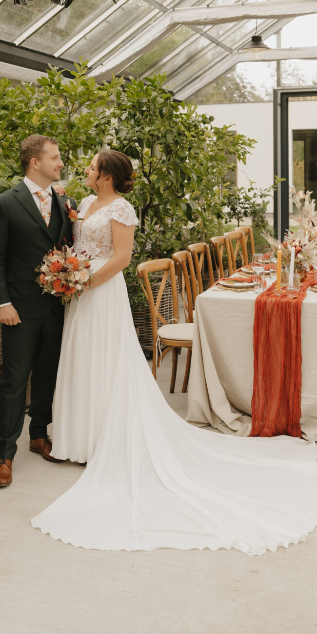 Hochzeitslocation Donati mit festlich gedeckter Tafel in Rostorange