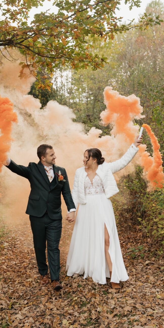 Fotoshooting Brautpaar mit Farbrauch von Melanie Hutterer Weddings & Events