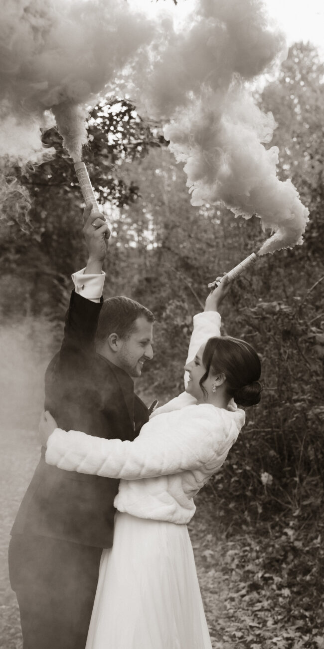 Fotoshooting Brautpaar mit Farbrauch von Melanie Hutterer Weddings & Events