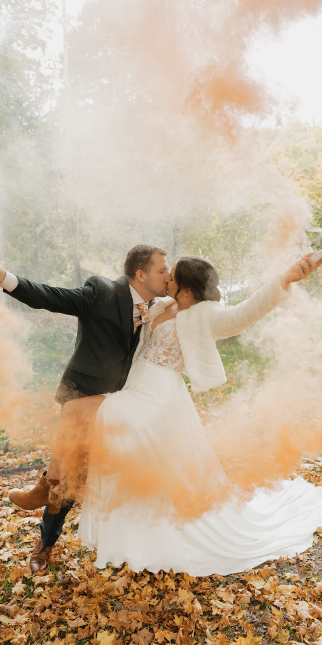 Fotoshooting Brautpaar mit Farbrauch von Melanie Hutterer Weddings & Events